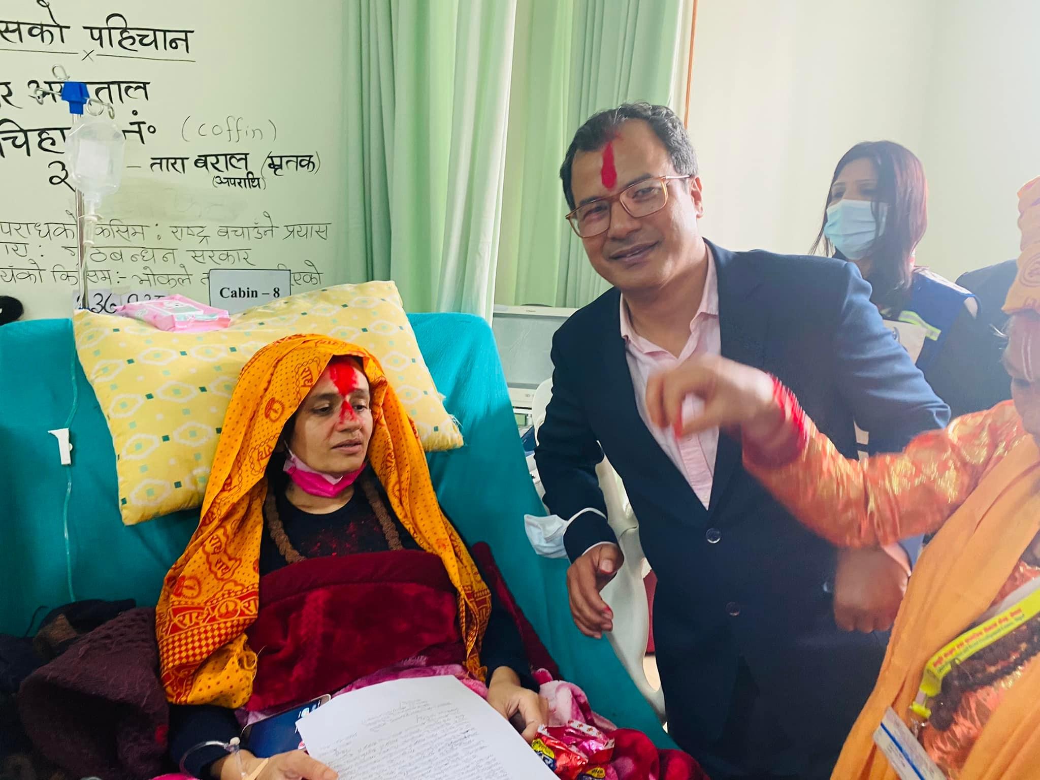 सामाजिक अभियान्ता तारा बरालले आफ्ना सवै मागलाई यथावत राख्दै मुलुकको परिस्थिति र नागरिक समाजको आग्रहलाई मनन् गर्दै आज आमरण अनसनको १३६ औं दिनमा अनसन स्थगित गर्नु भएको छ ।नेपाल मानव अधिकार संगठनको विशेष पहलमा राष्टिय मानव अधिकार आयोग , प्रमुख जिल्ला अधिकारी