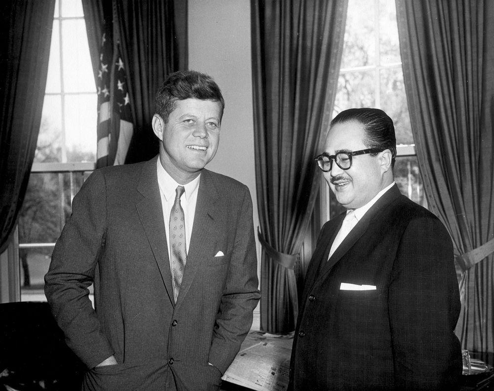 सन् १९६१ मे (May) २ मा अमेरिकी राष्ट्रपति जोन एफ. केनेडीले व्हाइट हाउसमा नेपालको अमेरिकास्थित राजदूत तथा मानव अधिकार संगठन नेपाल (HURON) का संस्थापक अध्यक्ष श्री ऋषिकेश शाहलाई स्वागत गर्दै गरेको ऐतिहासिक दृश्य।